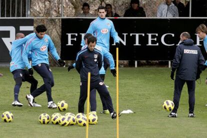 Quique Flores dirige pensativo el entrenamiento de ayer.