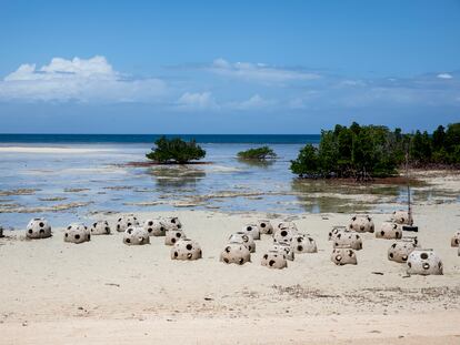 Bolas de hormigón que serán sumergidas por la comunidad de pescadores de Subutuni, en Tanzania, para recibir en su interior corales y proteger así la vida marina