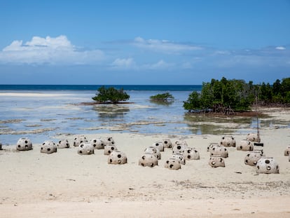 Bolas de hormigón que serán sumergidas por la comunidad de pescadores de Subutuni, en Tanzania, para recibir en su interior corales y proteger así la vida marina