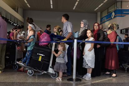 La familia Al Said hace cola para facturar el equipaje en el aeropuerto de Beirut antes de volar a Madrid.