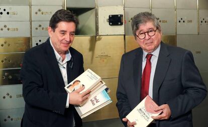 El director del Instituto Cervantes, Luis García Montero, y el escritor peruano Alfredo Bryce Echenique, en la Caja de las Letras de la institución.