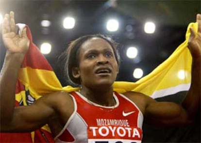 Maria Mutola celebra su triunfo envuelta en una bandera de su país, Mozambique.