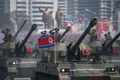 Tanques del Ejército Popular de Corea se exhiben durante el desfile.