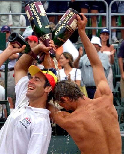 Ferrero, de espaldas, y Corretja se rocían con cava tras vencer en la Copa Davis ante Estados Unidos en el año 2000.