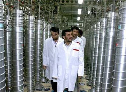 El presidente iraní, Mahmud Ahmadinejad, visita la planta de enriquecimiento de uranio de Natanz en abril de 2008.