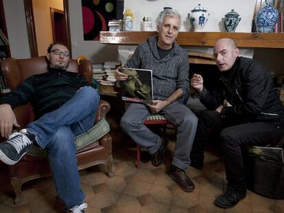 De izquierda a derecha, J., de Los Planetas, Kiko Veneno y Antonio Arias, de Lagartija Nick, ayer en Granada.