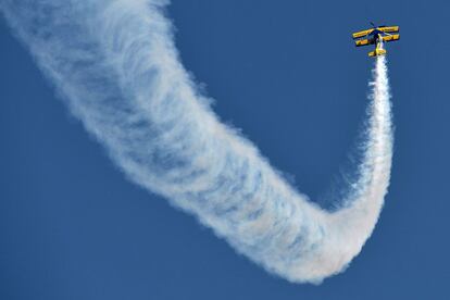 Acróbatas aéreos del equipo británico Breitling SkyWalkers participan en una exhibición en Bangalore durante la jornada inaugural de la feria de defensa 'Aero India 2015' en la que participarán 600 empresas de 54 países.