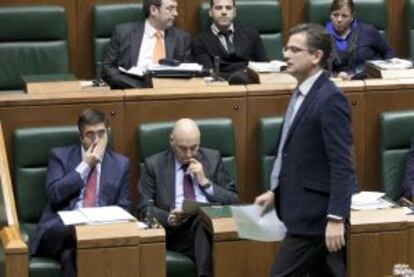 Basagoiti pasa por delante de López y Ares en el pleno del Parlamento vasco.