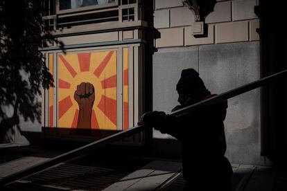 Una mujer transporta un cartel el día antes de las elecciones en Estados Unidos, el pasado 2 de noviembre, en Washington DC.