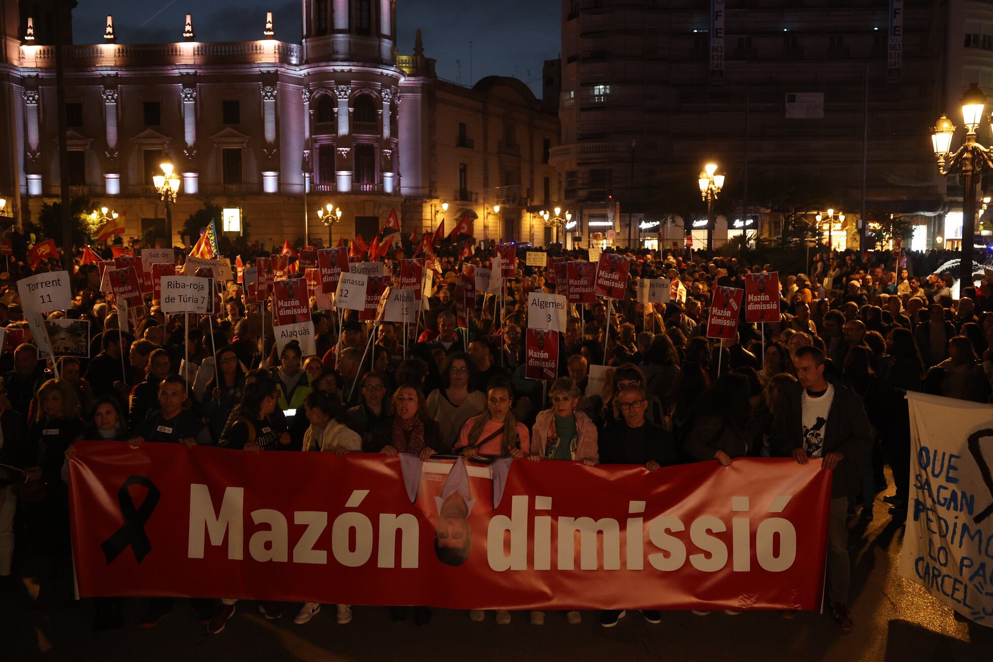 Decenas de miles de personas expresan su hartazgo un mes después de la ...