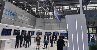 Visitantes en un estand de ZTE en una feria en China el año pasado.