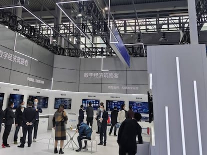 Visitantes en un estand de ZTE en una feria en China el año pasado.