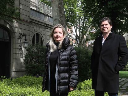 Los arquitectos Talia Dombriz y Daniel Diedrich, responsables del proyecto de rehabilitación, ante el edificio de viviendas de la Embajada de Italia en Madrid.