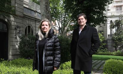 Los arquitectos Talia Dombriz y Daniel Diedrich, responsables del proyecto de rehabilitación, ante el edificio de viviendas de la Embajada de Italia en Madrid.
