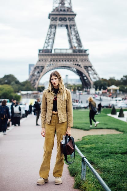 Veronika Heilbrunner se queda con esta versión y crea su propio traje combinando chaqueta y pantalón de pana de distinta procedencia. Una idea fácil de replicar con prendas que tengamos en el armario.