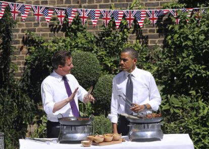 David Cameron y Barack Obama, ante una barbacoa en el jardín de Downing Street, donde han recibido la visita de militares veteranos estadounidenses y británicos.