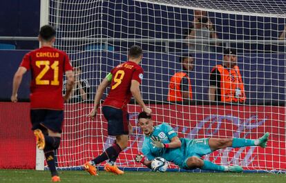 El portero de Inglaterra, James Trafford, en acción ante los españoles Sergio Camello y Abel Ruiz, este sábado en la final del Europeo sub-21.