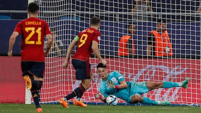El portero de Inglaterra, James Trafford, en acción ante los españoles Sergio Camello y Abel Ruiz, este sábado en la final del Europeo sub-21.
