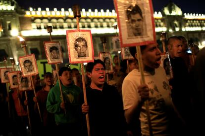 Estudiantes de la Escuela Normal Rural de Ayotzinapa exigen justicia por sus estudiantes desaparecidos, en Ciudad de México, el 3 de marzo de 2024.