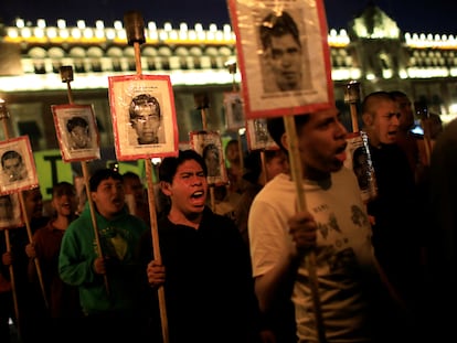 Estudiantes de la Escuela Normal Rural de Ayotzinapa exigen justicia por sus estudiantes desaparecidos, en Ciudad de México, el 3 de marzo de 2024.