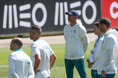 El entrenador de la selección portuguesa, Roberto Martínez, durante una sesión de entrenamiento en Oeiras (Portugal), el 13 de junio. 
