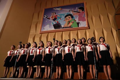 Jóvenes norcoreanas cantan durante su actuación en el Palacio de los Niños Mangyongdae en Pyongyang.