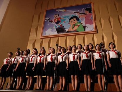 Jóvenes norcoreanas cantan durante su actuación en el Palacio de los Niños Mangyongdae en Pyongyang.