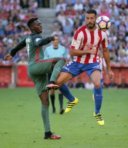 Iñaki Williams, a la izquierda, durante el partido contra el Sporting.