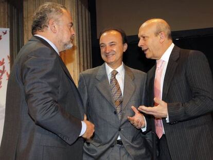 De izquierda a derecha, Ignacio Polanco, presidente de la Fundación Santillana; Jesús García, secretario de Estado de Cooperación Internacional para Iberoamérica, y el ministro de Educación, Cultura y Deporte, José Ignacio Wert.