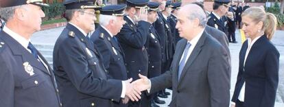 El ministro saluda al nuevo jede policial ante la nueva delegada del Gobierno.