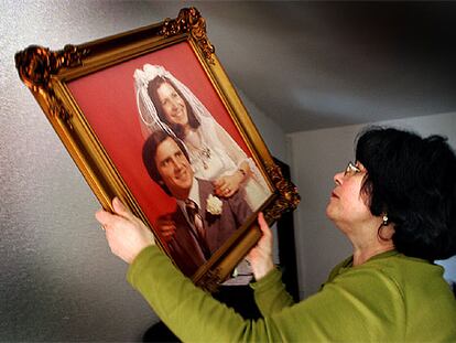 Una vecina del Carmel retira de su domicilio una fotografía del día de su boda.