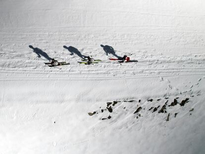 Tres esquiadores, el 13 de febrero en la carretera comarcal navarra NA-2011, que como todos los años permanece cerrada en invierno.