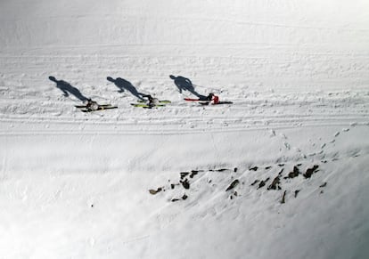 Tres esquiadores, el 13 de febrero en la carretera comarcal navarra NA-2011, que como todos los años permanece cerrada en invierno.