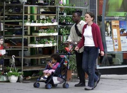 Una pareja pasea con un niño en el centro de Londres, en 2001.