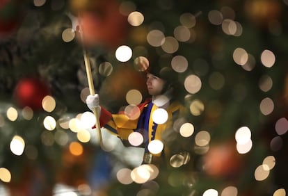 Un guarda suizo enmarcado por las luces de un árbol de Navidad durante la audiencia general semanal en el Vaticano. 
