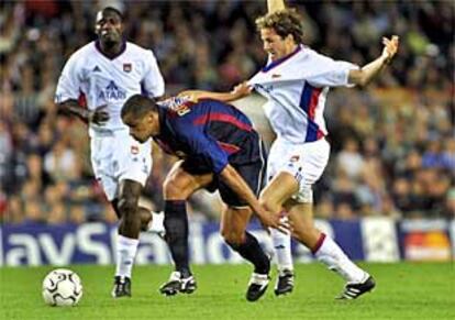 Rivaldo se agarra a un jugador francés para no caerse en una jugada.