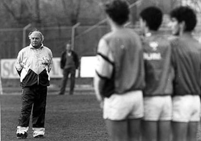 Alfredo di Stéfano dirige un entrenamiento en la Ciudad Deportiva.