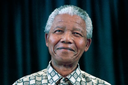 Las citas de Nelson Mandela, icono activista por antonomasia al acabar con el apartheid en Sudáfrica, resuenan con más fuerza si cabe desde su muerte en 2013. “Nadie nace odiando a otra persona por el color de su piel, su origen o su religión. La gente puede aprender a odiar y, si puede aprender a odiar, se le puede enseñar a aprender a amar. El amor llega más naturalmente al corazón humano que lo contrario”.