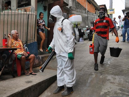 Voluntário desinfeta uma área da favela da Babilônia, no Rio de Janeiro, no dia 18 de abril.