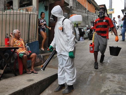 Voluntário desinfeta uma área da favela da Babilônia, no Rio de Janeiro, no dia 18 de abril.