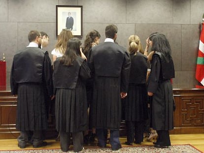Un grupo de jóvenes juristas charlan antes de un acto oficial en el Tribunal Superior en 2010.