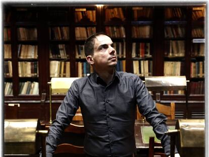 El dramaturgo Alberto Conejero, en la biblioteca del Ateneo de Madrid.