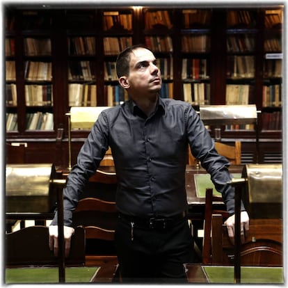 El dramaturgo Alberto Conejero, en la biblioteca del Ateneo de Madrid.