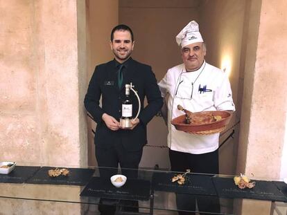 A la izquierda, Efrén Pérez, antiguo maître del Parador de Lerma. A la derecha, Cristóbal Sáez con un plato de lechazo