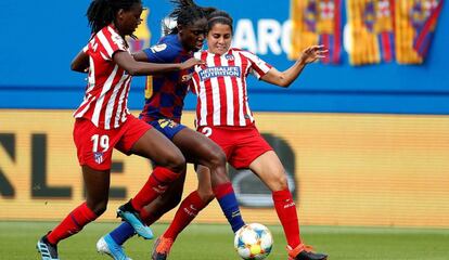 Oshoala (c), Tounkara (i) y Robles (d), en un Barcelona-Atlético.