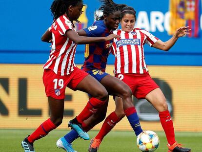 Oshoala (c), Tounkara (i) y Robles (d), en un Barcelona-Atlético.