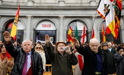 Los promotores del acto habían desplegado sillas y pancartas en la plaza de Oriente con los lemas "Movimiento por España" y "Sánchez desokupa y deja a Franco en paz", en alusión al plan de exhumación de los restos del dictador. En la imagen, participantes en el acto de la Falange este domingo en Madrid.