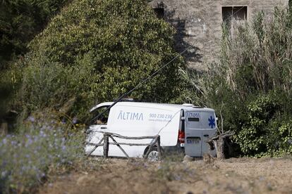 Una furgoneta de los servicios funerarios en el lugar de los hechos, este viernes, en Barcelona.