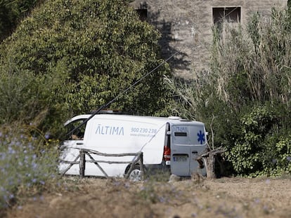 Una furgoneta de los servicios funerarios en el lugar de los hechos, este viernes, en Barcelona.