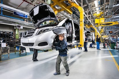 Línea de montaje en la fábrica de la automovilística Mercedes en Vitoria, País Vasco.